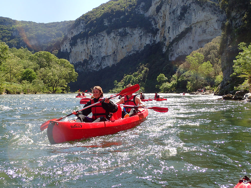 Descente en canoë kayak de l'Ardèche. L'entrée de la réserve naturelle des Gorges de l'Ardèche